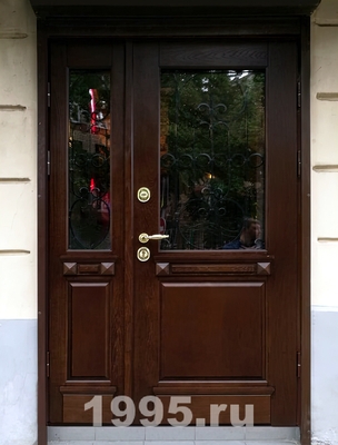 Полуторная дверь массив с остеклением и решеткой внутри