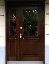 Полуторная дверь массив с остеклением и решеткой внутри