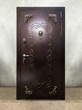 Порошковая дверь с коваными элементами