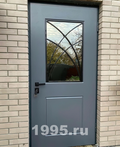 Серая дверь окрашенная по RAL со стеклопакетом и решеткой