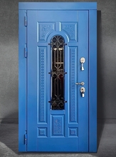 Синяя дверь окрас по RAL, с ажурным рисунком, стеклом и ковкой 
