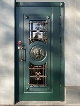 Утепленная зеленая дверь с декором
