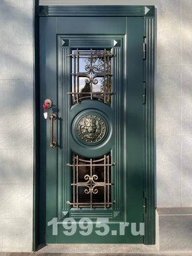 Утепленная зеленая дверь с декором