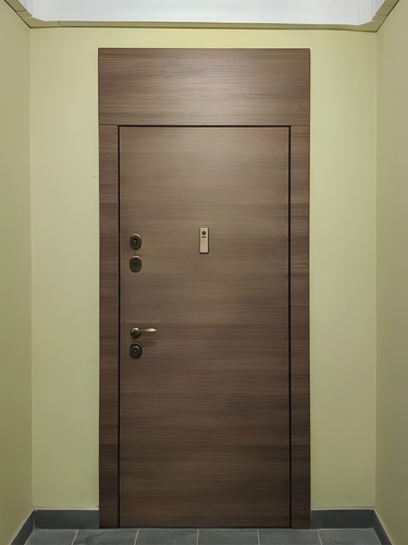 Дверь с отделкой МДФ и поперечным рисунком