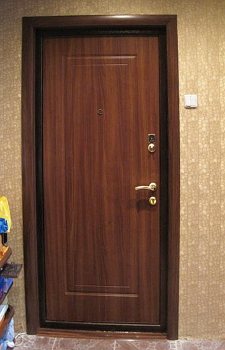 Фото установленной двери с МДФ ПВХ в квартире